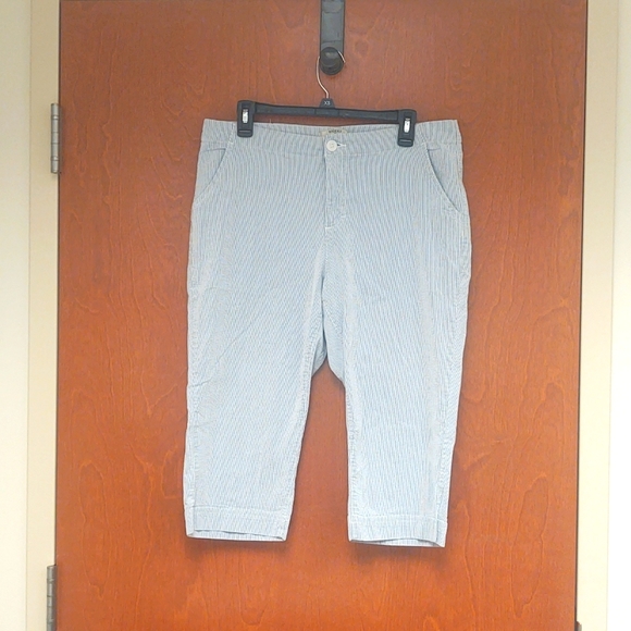 Riders by Lee Pants - *FINAL SALE* EUC Riders by LEE Seersucker Capris Size 14